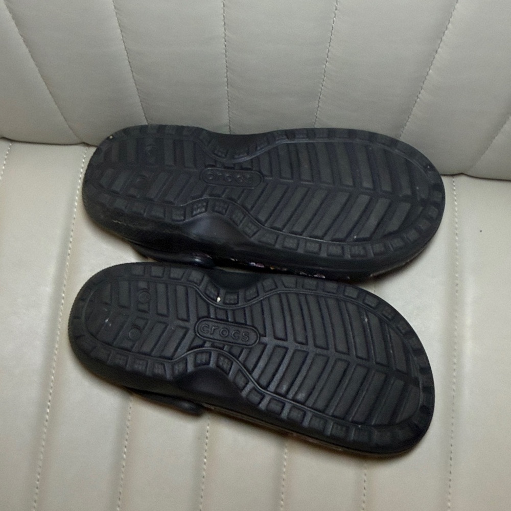CROCS Black Floral size 7 women’s Clogs fur inside - Picture 6 of 10
